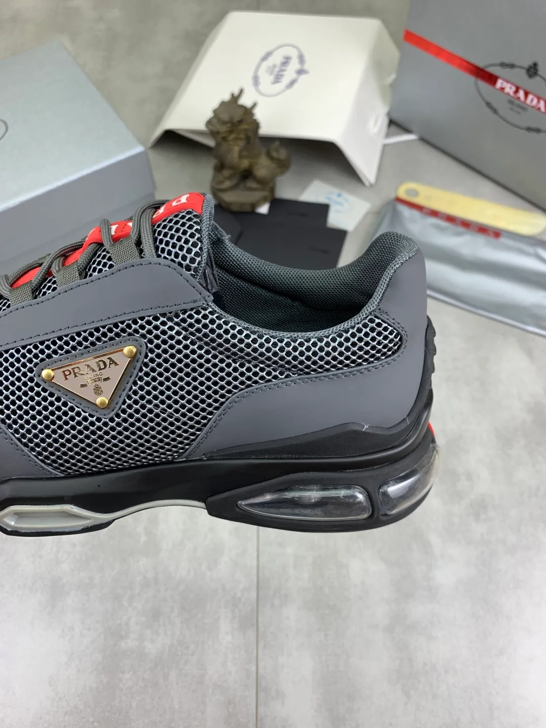Men's men's shoes 💰P660 💰[New model] The top version is now available on the official website, 🆘 Air-cushion shock-absorbing thick-soled trendy brand (Prada) is the main popular model, avant-garde and versatile fashionable men's shoes, private version mold opening, cowhide surface splicing 1:1.. Simple fashion, original imported cowhide feet; the atmosphere and personality are more fashionable, eye-catching and pursuing class. It will subvert the old idea and be a must-have for fashion trendsetters with you! Must keep it for yourself ! Tall and comfortable, large and low, high-end quality workmanship. Size: 38-44 3️⃣colors available.